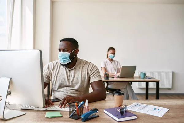 People working in office during Covid-19 pandemic — Stock fotografie