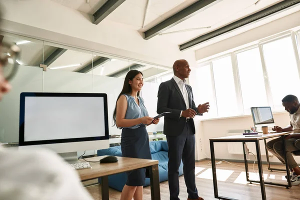 Black boss telling company strategy to employees — Stock Photo, Image