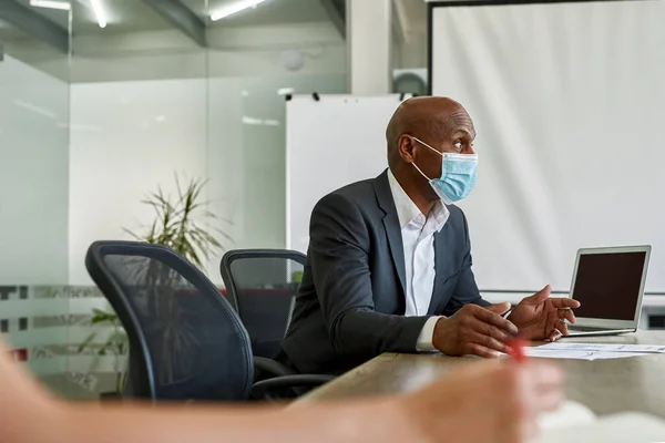 Boss tell some to employees at company meeting — Stock fotografie