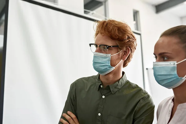 Caucasian employees listening and looking on boss — Stock fotografie