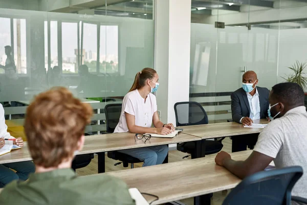 Boss and employees look at each other at meeting — Fotografia de Stock