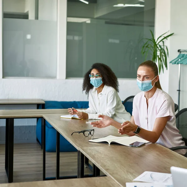 Female employee discuss with colleague at meeting — Stock fotografie