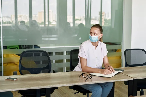 Employee sit at desk and look on her colleague —  Fotos de Stock