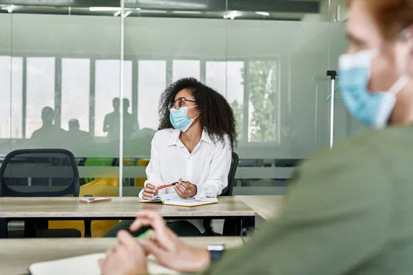 Employee looking on boss or colleague at meeting — Stock fotografie