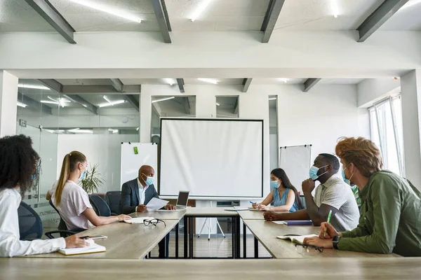 Office workers look on boss at corporate meeting — Stockfoto