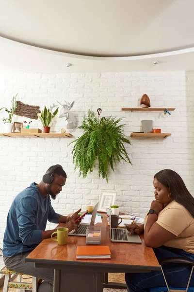 Homme et fille noirs travaillant avec des appareils numériques — Photo