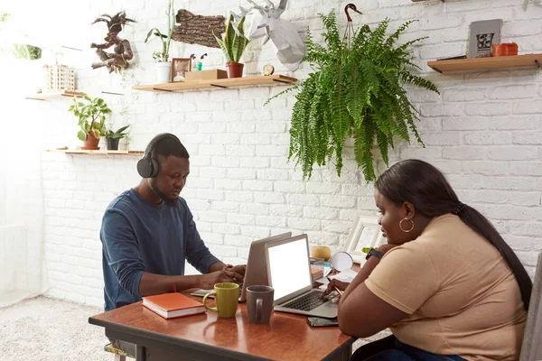 Noir homme et femme dactylographier et regarder sur les ordinateurs portables — Photo