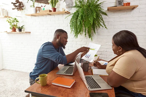 Homme montrant le tableau d'affaires à la fille pendant le travail — Photo