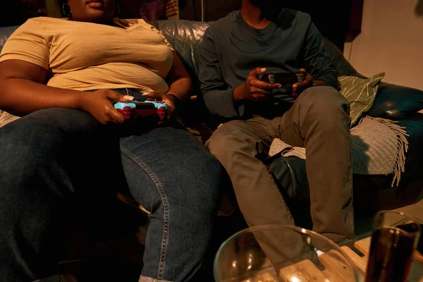 Recortado de pareja jugar videojuego con joysticks —  Fotos de Stock