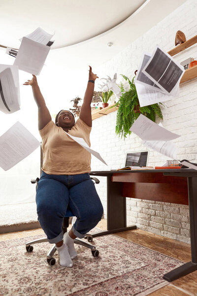 Довольные женщины-трейдеры бросают бумажные документы в воздух