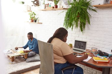 Bulanık adamla kağıda çizim yapan kadın tasarımcı