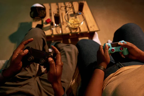 Parcial de pareja negra jugando videojuegos en casa —  Fotos de Stock