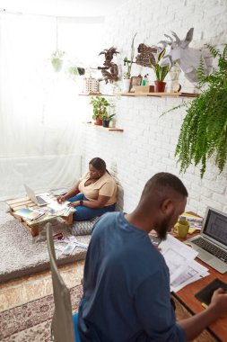 Mimar grafik tabletine yazar ve kız çizer