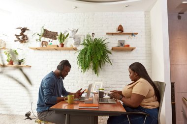 Akıllı telefon kullanan siyahi erkek ve kadınların yan görüntüsü