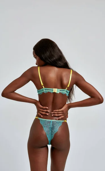 Prachtige Afrikaanse vrouw poserend in elegant ondergoed — Stockfoto