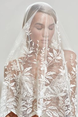 Genç kadınlar beyaz dantel kumaşın altında