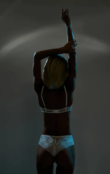 Visszapillantás szexi női modell neon fények — Stock Fotó