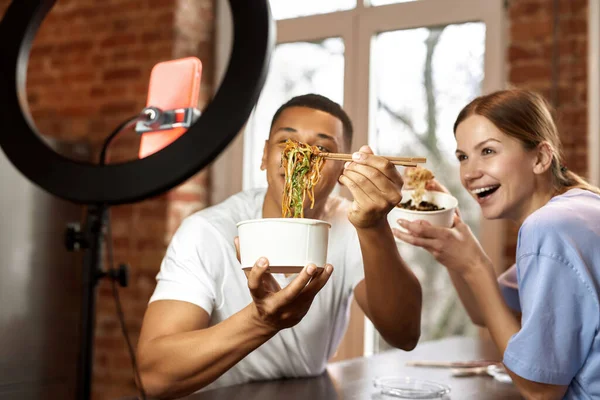 Τύπος δείχνει noodles κατά τη διάρκεια λήψης βίντεο fast food — Φωτογραφία Αρχείου