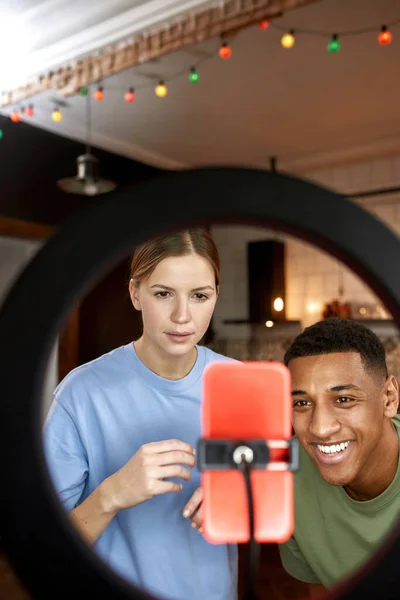 Enfoque selectivo de la pareja viendo en el teléfono inteligente —  Fotos de Stock