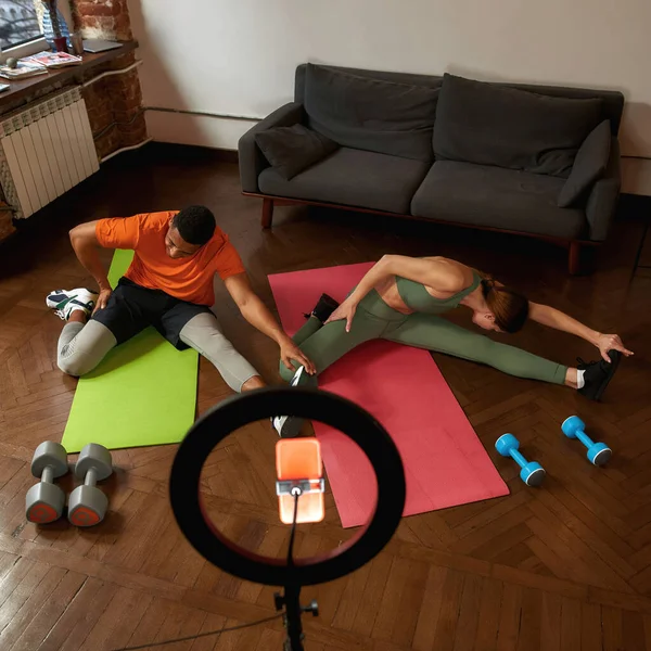 Vista dall'alto di coppia stretching per video sportivi — Foto Stock