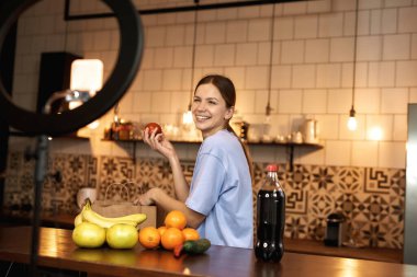 Domates tutan kadın video yarışması hazırlıyor.