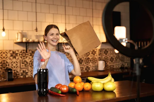 Frau wedelt mit der Hand und macht Koch Video-Herausforderung — Stockfoto