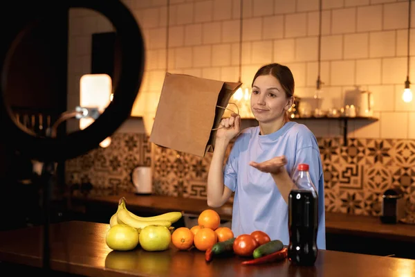 Verwirrtes Mädchen mit Papiertüte macht Koch-Video — Stockfoto