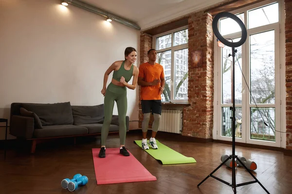 Coppia di ginnastica su tappeti fitness per video a casa — Foto Stock