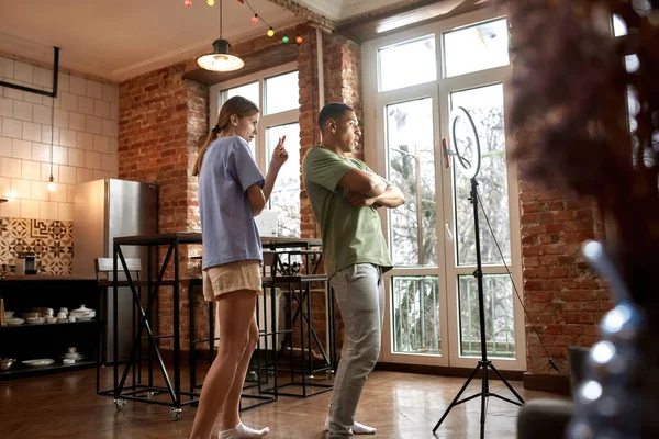 Blogger pareja hacer baile vídeo desafío en casa —  Fotos de Stock