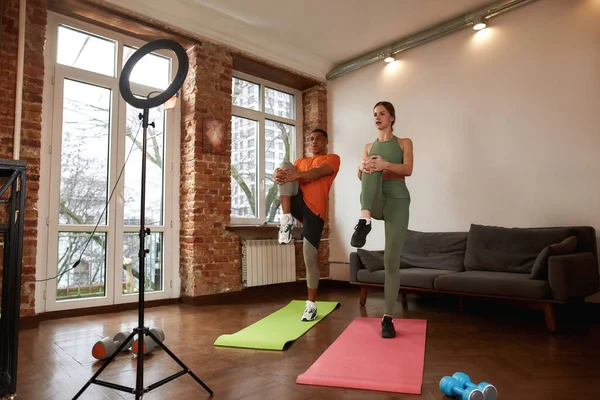 I blogger si allungano sui tappetini fitness per video sportivi — Foto Stock
