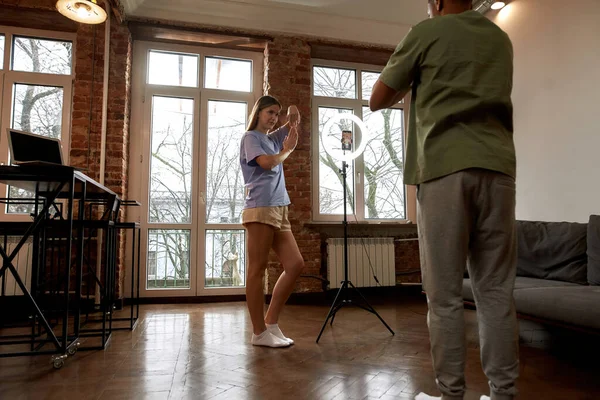 Chica mostrando hombre cómo bailar para video desafío —  Fotos de Stock