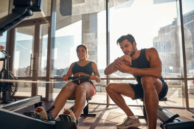 Adamım, kız spor salonunda egzersiz yaparken, sen zamana bak.