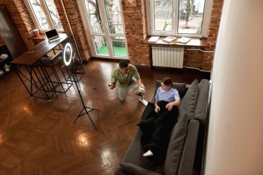 # Kız uyanır uyanır bir erkeğin tencereye vurmasından sonra #