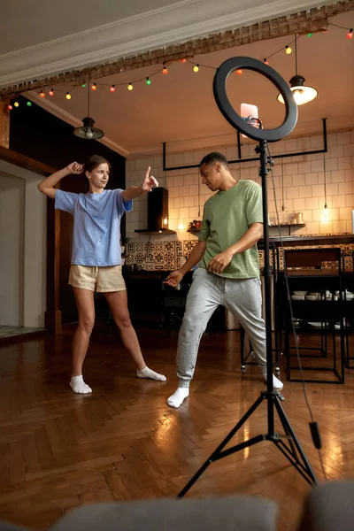 Baile blogger pareja haciendo vídeo en casa —  Fotos de Stock