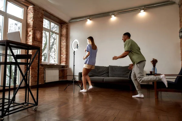 Joven blogger pareja haciendo baile video desafío —  Fotos de Stock