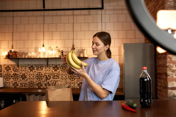 Frau hält Bananen während Kochvideo — Stockfoto
