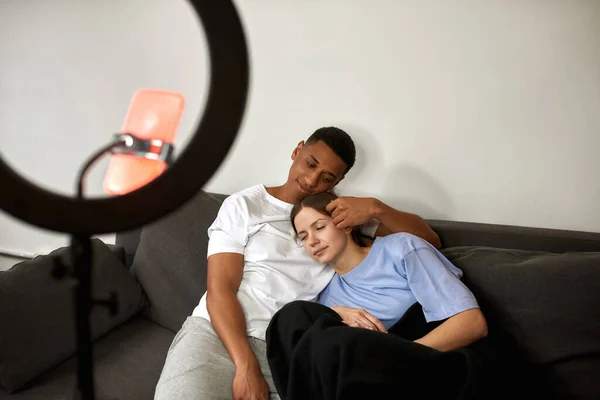 Pareja haciendo video de casa relación romántica — Foto de Stock