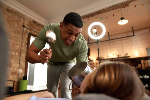 Mann schlägt Kelle auf Kochtopf, um Mädchen schlafen zu lassen -Video — Stockfoto