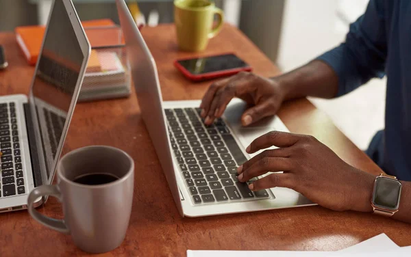 Immagine ritagliata di uomo africano digitando sul computer portatile — Foto Stock