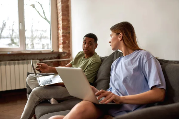 Mann zeigt auf seinem Laptop kaukasische Freundin — Stockfoto