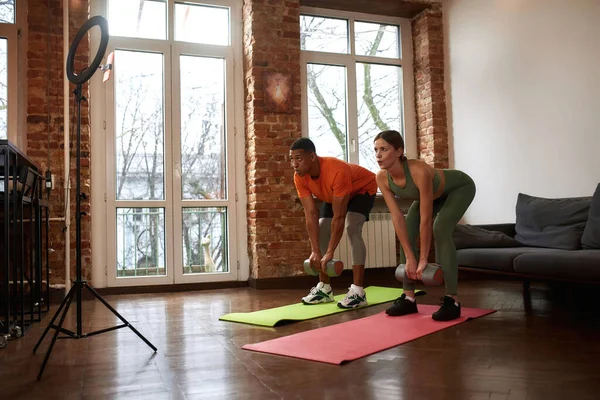 Giovane coppia fare esercizio per sport video sfida — Foto Stock