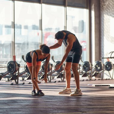 Eğitmen eğitime başlamadan önce zenci kızlara esneme hareketleri öğretiyor.