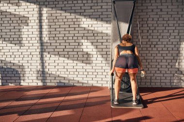 Spor salonunda egzersiz yapan siyah bir kız.