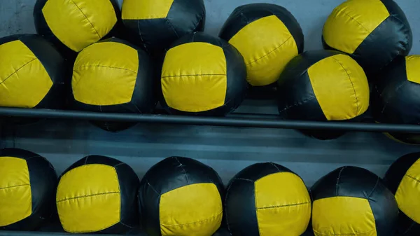 Částečná sada sportovních míčků na policích v tělocvičně — Stock fotografie