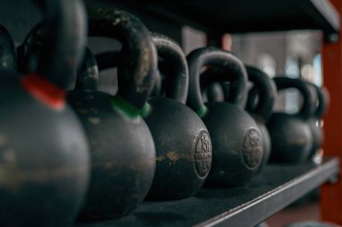 Spor salonundaki raflara bir çift ağırlık.