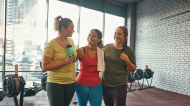 Eğitimden sonra sarılıp giden kadınlar.