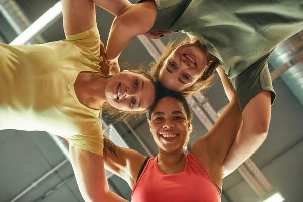 Botten syn på flickor kramar varandra i gymmet — Stockfoto