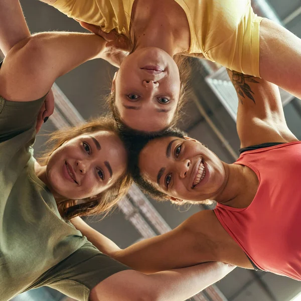 Botten av multiracial flickor krama varandra i gymmet — Stockfoto