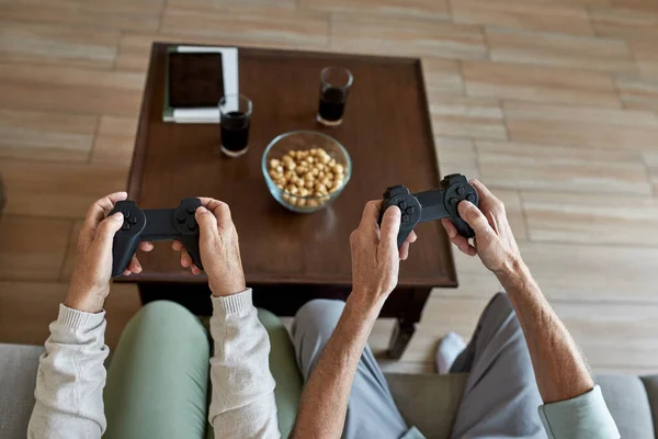 Videojátékot játszó idős párok levágása — Stock Fotó
