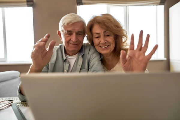 Maturo coppia onda mani in videochiamata sul computer portatile — Foto Stock